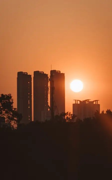 夕阳从城市楼群旁落下