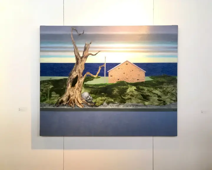 墙面上挂着海边房屋图像的画框
