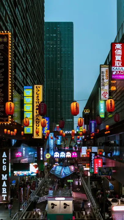 夜晚街道两侧的霓虹招牌